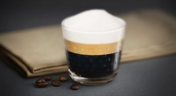 Macchiato curto entre as variedades de cafe