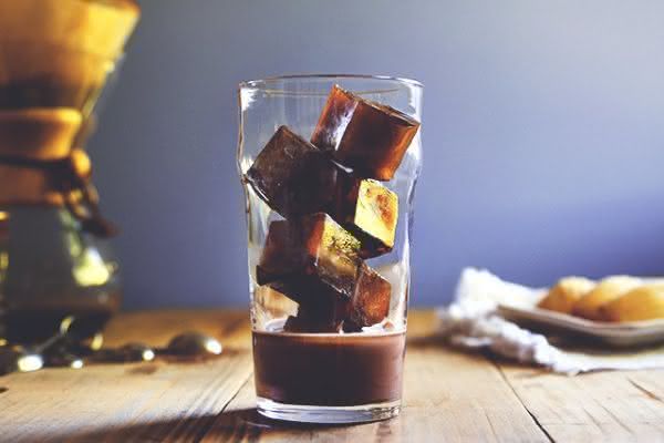 cafe gelado copo com gelos