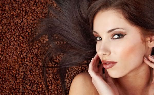 cafeina no cabelo da mulher