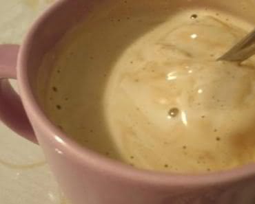 cafe cremoso em caneca