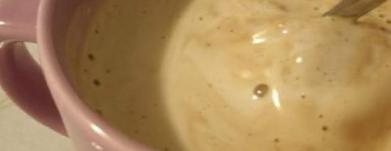 cafe cremoso em caneca