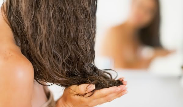cafe estimula crescimento do cabelo mulher