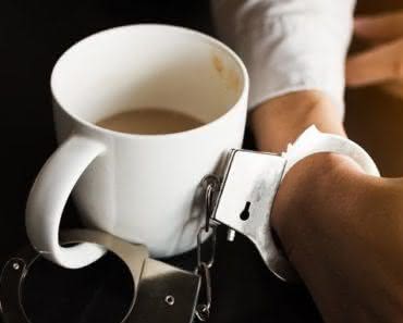 homem algemado a uma xicara de cafe viciado