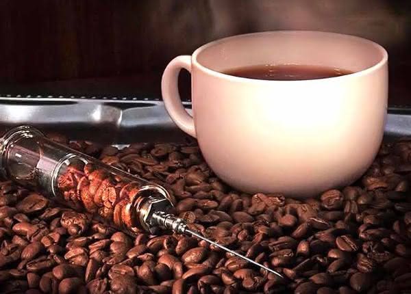 vício em cafeína com xicara e seringa